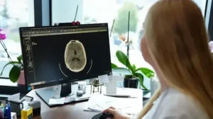 Küme baş ağrısı nedir, belirtileri nelerdir? Uzmanından önemli uyarılar