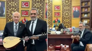 MHP Genel Başkanı Bahçeli Yavuz Bingöl’ü makamında ağırladı: Sanatçı Bahçeli’ye bağlamasını hediye etti