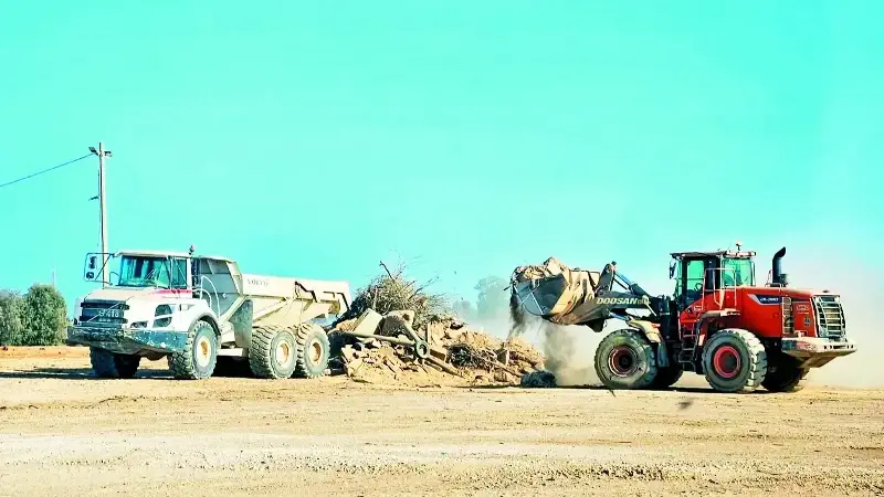 Pisliklerini Gazze’ye boşaltıyor: İşgalci güç kamyonlar dolusu moloz döküyor