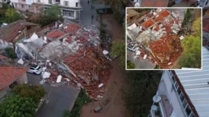 Sındırgı depreminde çöken binalar sabahın ilk ışıklarıyla böyle görüntülendi