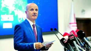 Üniversiteyi 3 yılda bitirme formülü: 240 kredi 180’e düşürülecek