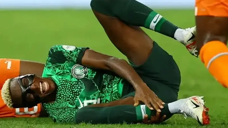 Galatasaray’ın süper yıldızı Osimhen İstanbul’da: Uçaktan iner inmez sakatlığı için flaş açıklama!