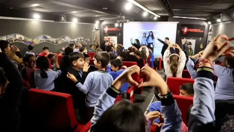 ‘Gezen Sinema Tırı’ Sivas’ta: 24 günde 20 bin çocuğa ulaşması hedefleniyor