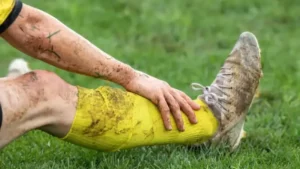 Küme düşme hattında mücadele eden kulüpte kritik gelişme: Yıldız futbolcu sezonu kapattı!