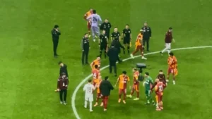 Okan Buruk’tan maç sonu Cihan Aydın’a dikkat çeken protesto: Yanına gitti ve… | VİDEO