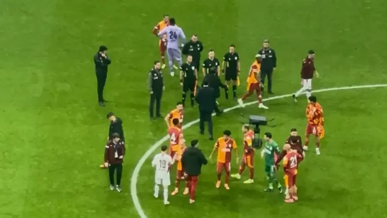 Okan Buruk’tan maç sonu Cihan Aydın’a dikkat çeken protesto: Yanına gitti ve… | VİDEO