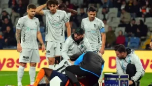 Sahada korkutan an: Serdar Dursun ve Opoku kafa kafaya çarpıştı