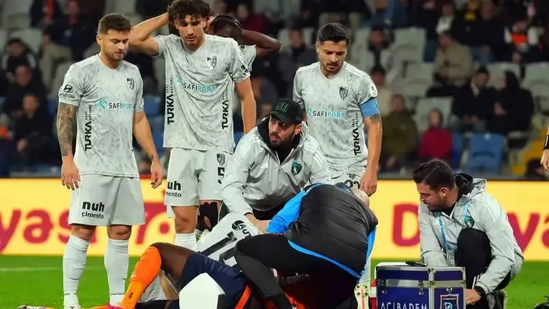 Sahada korkutan an: Serdar Dursun ve Opoku kafa kafaya çarpıştı