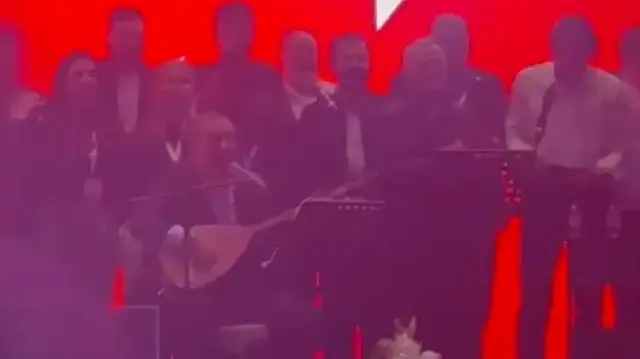 AK Partili Mustafa Şen’den “Dombra” performansı