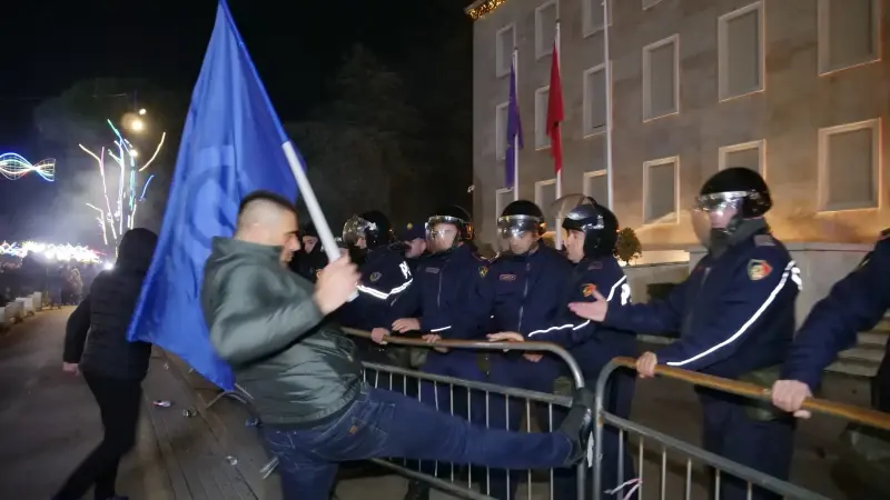 Arnavutluk’ta hükümet karşıtı protesto