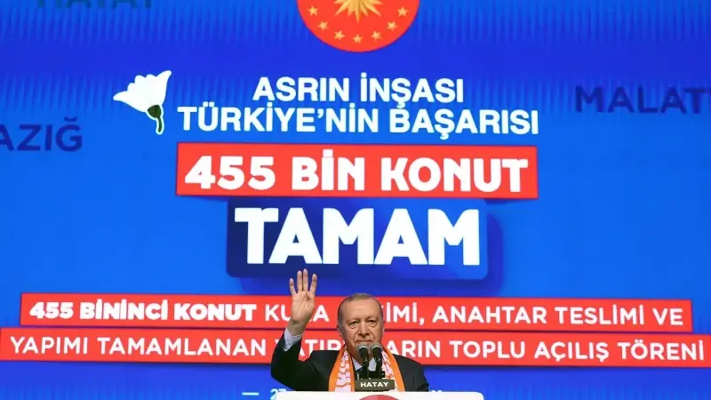 Asrın inşası Türkiye’nin başarısı: Cumhurbaşkanı Erdoğan Hatay’da 455 bininci afet konutunun anahtarını teslim etti