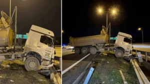 Başakşehir’de hafriyat kamyonu bariyere girdi: Sürücü ağır yaralandı