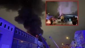 Bursa’da plastik kalıp atölyesinde başlayıp bitişiğindeki iş yerine sıçrayan yangına müdahale ediliyor