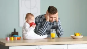 Doğum sonrası depresyon babaları da vuruyor: İki yıl risk taşıyorlar