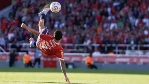 Dünya bu golü konuşuyor! FIFA yılın en iyisini seçti: Şık röveşata, rakiplerini geride bırakarak Puskas’ı kaptı