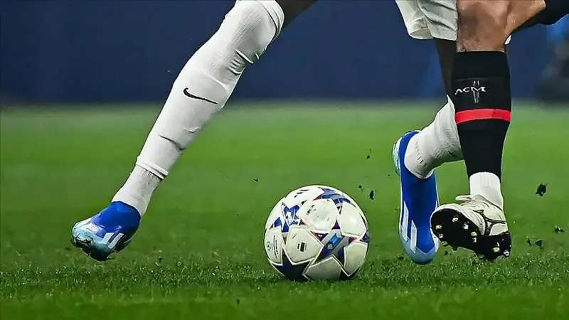 Dünyaca ünlü yıldız futbolcunun sevgilisi “Burada yaşayamam” dedi: Kulüpten ayrılma kararı aldı!