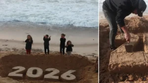 Filistinli resim sanatçısı Ebu Cerad Gazze sahilinde ‘2026’ yazdı