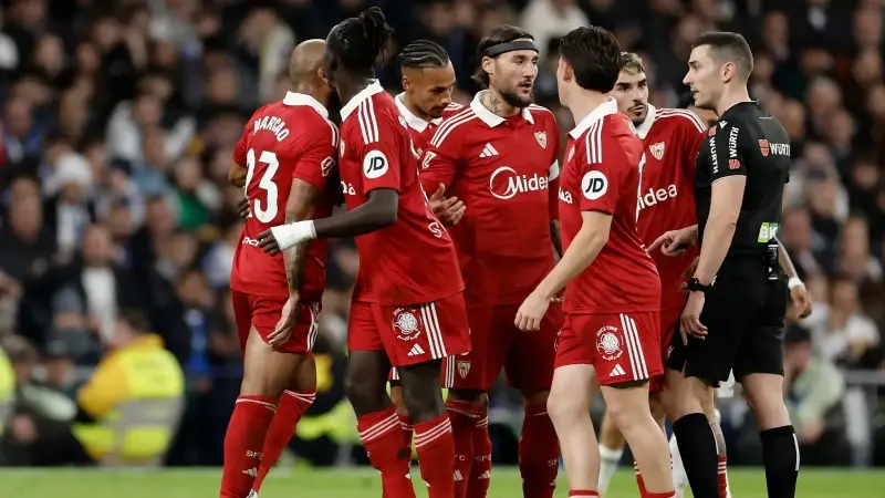 Galatasaray’ın eski yıldızına ağır ceza! 6 maçtan men edildi