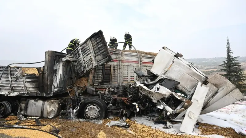 Gaziantep’te çarpışan 3 tırda yangın çıktı: Otoyol trafiğe kapandı