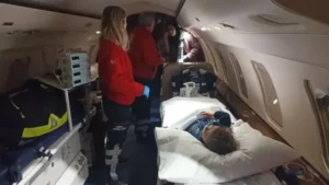 Gazze’de ilaçsızlıktan evladını kaybeden aile ambulans uçakla Türkiye yolunda