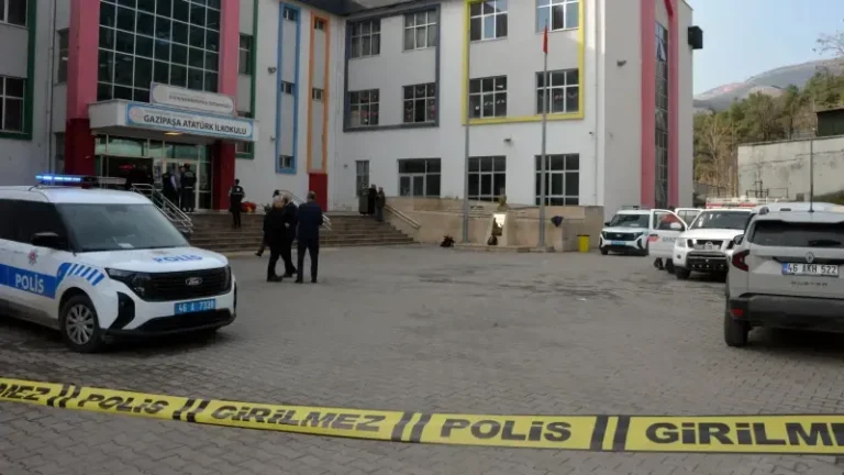 Gizemli koku Alarmı: Okul boşaltıldı, 17 öğrenci hastanede