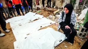 İsrail vahşeti mezarlara da ulaştı