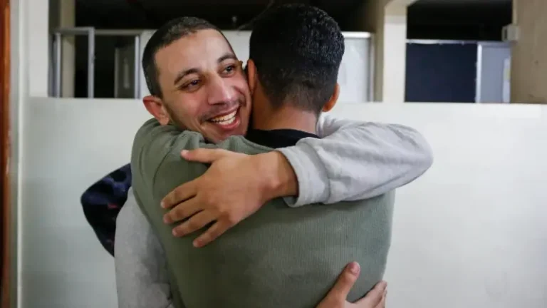 İsrail’in serbest bıraktığı Filistinli tutsaklar Deyr Belah’a getirildi