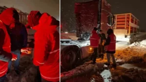 Kar sebebiyle kapanan yolda ekiplerden vatandaşlara sıcak içecek ikramı