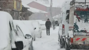 Karlıova’da yoğun kar; 10 köy yolu  kapandı