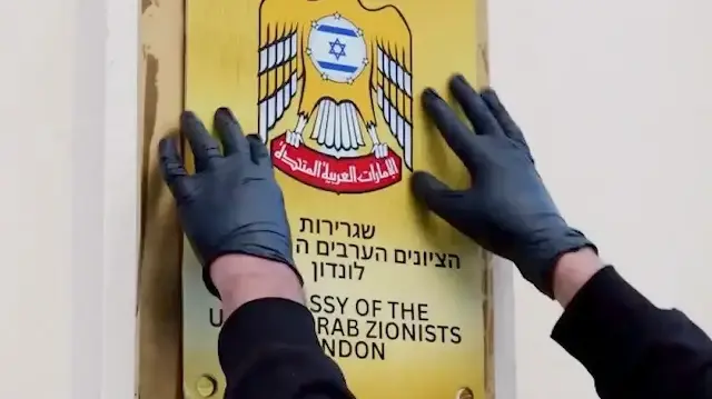 Londra’da Filistin destekçisi aktivistlerden dikkat çeken protesto: BAE ismi ‘Birleşik Arap Siyonistleri’ olarak değiştirildi