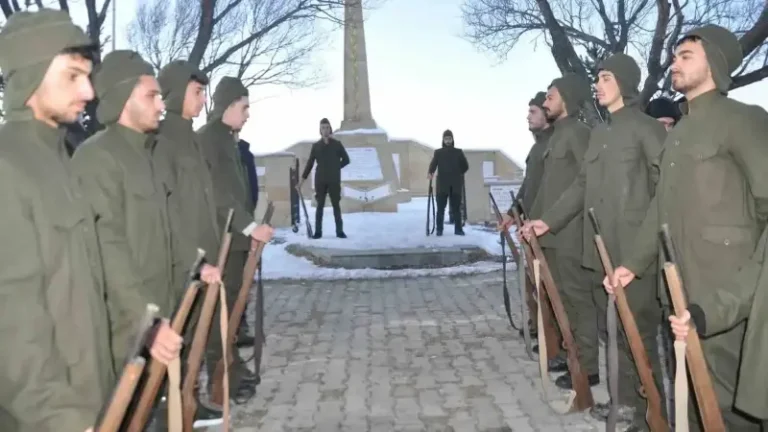 Sarıkamış şehitleri için eksi 10 derecede saygı nöbeti