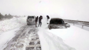Sivas-Kayseri kara yolu yoğun kar ve tipi nedeniyle ulaşıma kapandı