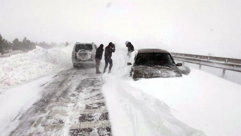 Sivas-Kayseri kara yolu yoğun kar ve tipi nedeniyle ulaşıma kapandı