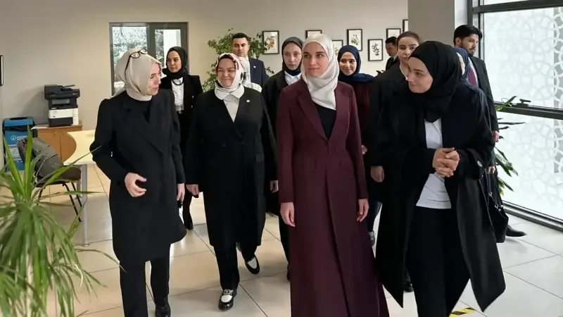 Suriye Cumhurbaşkanı Şara’nın eşi Latife El Durubi Kadıköy Anadolu İmam Hatip Lisesi’ni ziyaret etti