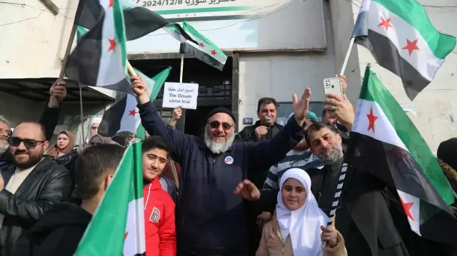 Suriye devrimin 1. yılını kutluyor: Halk sokaklarda zafer coşkusu dorukta