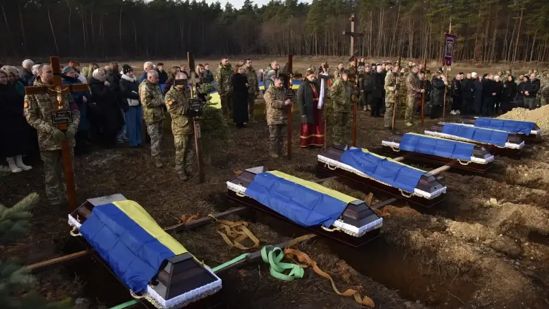 Ukrayna’da kimliği belirlenemeyen askerler için cenaze töreni düzenlendi