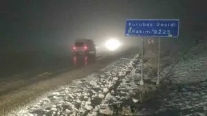 Van’da Kurubaş Geçidi’nde yoğun kar yağışı ve sis etkili oldu