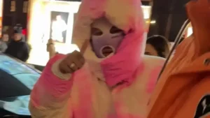 Yıldız futbolcu tanınmamak için maske taktı