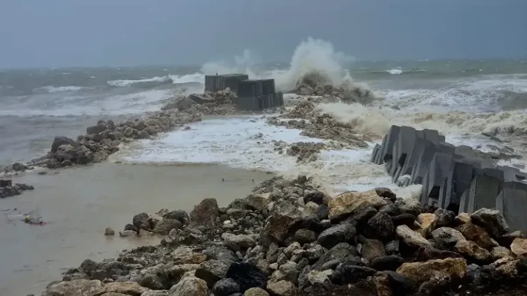 Zonguldak’ta fırtına nedeniyle dalga boyu 4 metreye ulaştı