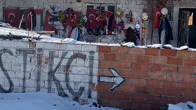 79 yaşındaki adamın bayrak hassasiyeti: Bulduğu bayrakları temizleyip evinin duvarına asıyor