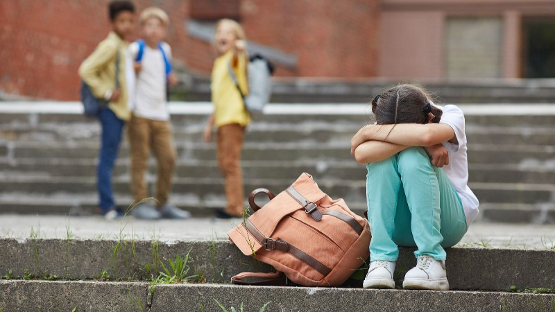 Akran zorbalığına maruz kalan çocukların suça sürüklenme olasılığı artıyor