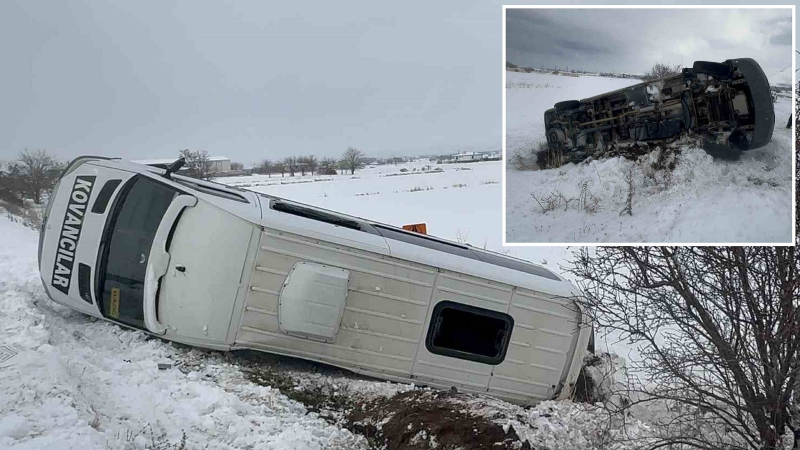 Elazığ’da minibüs şarampole devrildi: 9 yaralı