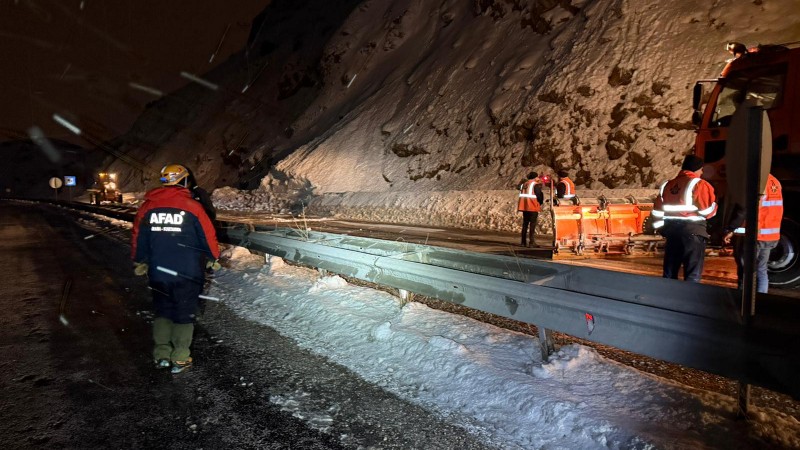 Van-Bitlis kara yolu çığ düşmesi sonucu ulaşıma kapandı
