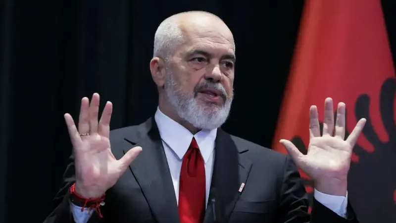 Arnavutluk’ta hükümet karşıtı protesto: Başbakanlık binasına molotofkokteyli saldırı