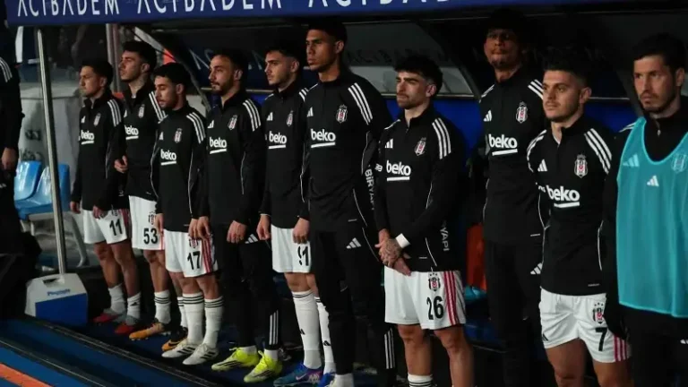 Beşiktaşlı oyuncu yedek kulübesinde tepki çeken görüntüsü sonrası özür diledi