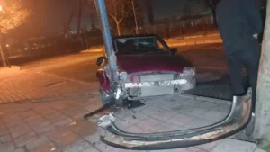 Demir direğe saplandı: Hurdaya dönen araç sürücüsü kayıplara karıştı