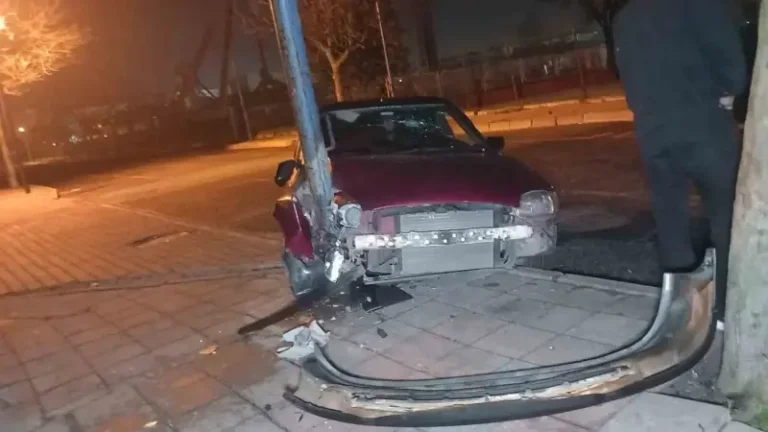 Demir direğe saplandı: Hurdaya dönen araç sürücüsü kayıplara karıştı