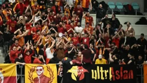 Galatasaraylı oyuncu UltrAslan’a madde fırlattı: Maç sonu ortalık karıştı (VİDEO)