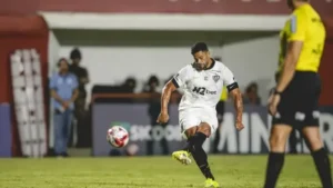 Hulk’tan 40 metreden akılalmaz frikik: Kaleyi yerinden sökecekti!