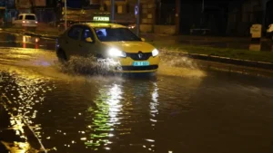 İzmir’de sağanak: Cadde ve sokaklar göle döndü